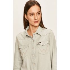 Wrangler - Koszula jeansowa. Niebieskie bluzki damskie Wrangler, na co dzień, s, bez wzorów, z bawełny, klasyczne, z klasycznym kołnierzykiem, z długim rękawem. W wyprzedaży za 179,90 zł.