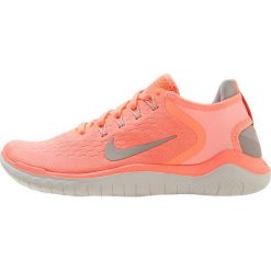 Nike Performance FREE RN 2018 Obuwie do biegania neutralne crimson pulse/atmosphere grey. Brązowe buty do biegania damskie Nike Performance, z materiału. W wyprzedaży za 344,25 zł.