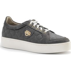Szare pikowane buty sportowe 63P. Szare buty sportowe damskie Neścior, z aplikacjami, z tkaniny, klasyczne. W wyprzedaży za 229,00 zł.