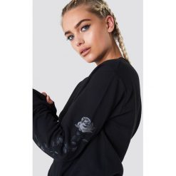 NA-KD Bluza z wyszywanymi różami na rękawach - Black. Czarne długie bluzy damskie NA-KD, z bawełny. Za 133,95 zł.