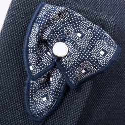 Granatowa wpinka do butonierki z drobnym białym wzorem W35. Białe marynarki męskie Modini Moda Męska, m, bez wzorów, casualowe. Za 26,10 zł.