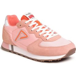 Sneakersy PEPE JEANS - Klein Archive PLS31004 Coral 179. Różowe półbuty damskie Pepe Jeans, bez wzorów, z jeansu, bez obcasa, na płaskiej podeszwie, bez zapięcia. Za 329,00 zł.