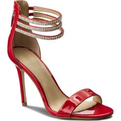Sandały GUESS - Kathy FLKAT1 PAF03 RED. Czerwone klapki damskie Guess, z aplikacjami, ze skóry ekologicznej, bez obcasa, na obcasie. W wyprzedaży za 359,00 zł.