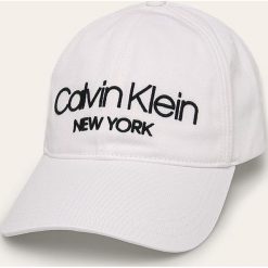 Calvin Klein - Czapka. Białe czapki męskie Calvin Klein, bez wzorów, z bawełny. W wyprzedaży za 99,90 zł.