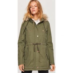 Parka z futerkiem przy kapturze - Khaki. Brązowe parki damskie Reserved. Za 249,99 zł.