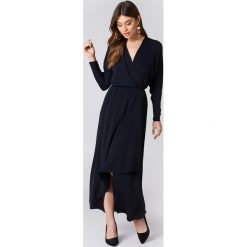 Sukienki: Filippa K Drapowana sukienka kopertowa – Navy