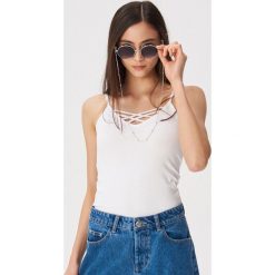 Top z paskami na dekolcie - Biały. Białe topy damskie Sinsay, s, w paski, bez kołnierzyka. Za 14,99 zł.