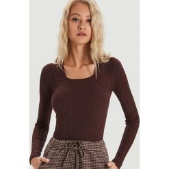 Prążkowany sweter z kwadratowym dekoltem - Brązowy. Pomarańczowe swetry damskie Cropp, s, bez wzorów, prążkowane, bez rękawów, bez kaptura. Za 59,99 zł.