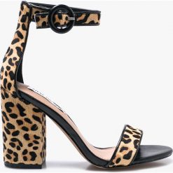 Steve Madden - Sandały Friday. Szare sandały damskie na słupku Steve Madden, bez wzorów, ze skóry, bez obcasa, na klamry. W wyprzedaży za 299,90 zł.