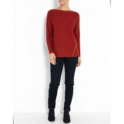 Sweter w kolorze czerwonym. Czerwone swetry damskie Jacqueline Riu, bez wzorów, ze splotem, klasyczne, bez rękawów, bez kaptura. W wyprzedaży za 79,95 zł.