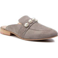 Klapki JOOP! - Aperta 4140004430 Light Grey 801. Szare klapki damskie JOOP!, bez wzorów, ze skóry, bez obcasa, na obcasie. W wyprzedaży za 299,00 zł.
