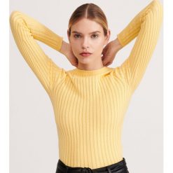 Sweter z prażkowanej dzianiny - Żółty. Żółte swetry damskie Reserved, s, bez wzorów, z dzianiny, bez rękawów, bez kaptura. W wyprzedaży za 59,99 zł.
