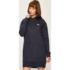 Tommy Jeans - Sukienka. Niebieskie sukienki damskie Tommy Jeans, na co dzień, s, bez wzorów, z elastanu, casualowe, z okrągłym kołnierzem, z długim rękawem, długie, mini, proste. W wyprzedaży za 329,90 zł.