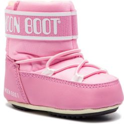 Śniegowce MOON BOOT - Crib 2 34010200004 Light Pink. Różowe śniegowce dziewczęce marki Moon Boot, bez zapięcia. W wyprzedaży za 159,00 zł.
