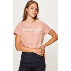 Wrangler - T-shirt. Różowe bluzki damskie Wrangler, s, z nadrukiem, z bawełny, z okrągłym kołnierzem. Za 99,90 zł.