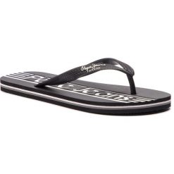 Japonki PEPE JEANS - Swimming Durham PMS70073 Black 999. Czarne klapki męskie Pepe Jeans, z jeansu, bez zapięcia. W wyprzedaży za 79,00 zł.