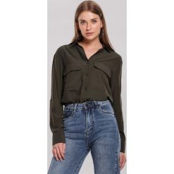 Ciemnozielona Koszula Scalable. Zielone bluzki damskie Renee, s, z jeansu, eleganckie, z asymetrycznym kołnierzem. Za 89,99 zł.