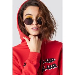 Emilie Briting x NA-KD Okulary przeciwsłoneczne Squared - Black,Gold. Czarne okulary przeciwsłoneczne damskie aviatory Emilie Briting x NA-KD. Za 60,95 zł.