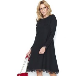 Czarna Elegancka Sukienka do Kolan Wykończona Koronką. Czarne sukienki damskie Molly.pl, do pracy, s, w koronkowe wzory, z koronki, eleganckie, z okrągłym kołnierzem, bez rękawów, długie, midi, w kształcie a. Za 179,90 zł.