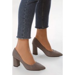 Szare Czółenka Effeminate. Szare czółenka damskie Born2be, bez wzorów, ze szpiczastym noskiem, bez obcasa, na słupku. Za 79,99 zł.