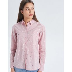 Koszula z nadrukiem all over - Kremowy. Białe koszule damskie Cropp, s, z nadrukiem, bez kołnierzyka, bez rękawów. W wyprzedaży za 19,99 zł.