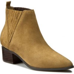Botki GUESS - Safarri FLSAF4 SUE09 BEIGE. Brązowe buty zimowe damskie Guess, z materiału, na obcasie. W wyprzedaży za 489,00 zł.