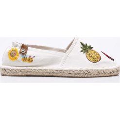 Tamaris - Espadryle. Białe espadryle damskie marki Tamaris, z materiału. W wyprzedaży za 129,90 zł.