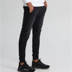 Jeansy jogger - Czarny. Czarne jeansy męskie Cropp, m, bez wzorów. Za 119,99 zł.