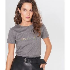 Koszulka z holograficznym nadrukiem - Szary. Szare koszulki damskie Mohito, s, z nadrukiem, bez kołnierzyka, bez rękawów. Za 39,99 zł.