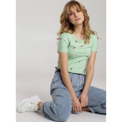 Miętowy T-shirt Pireini. Zielone bluzki damskie Renee, s, z nadrukiem, z okrągłym kołnierzem, z krótkim rękawem. Za 39,99 zł.