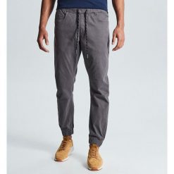 Joggery basic - Szary. Szare spodnie męskie Cropp, m, bez wzorów. Za 99,99 zł.