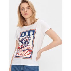 T-shirt z mopsem - Biały. Białe t-shirty damskie House, s, bez wzorów, bez kołnierzyka. W wyprzedaży za 19,99 zł.