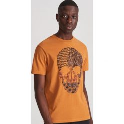 T-shirt ze strukturalnym nadrukiem - Khaki. Brązowe t-shirty męskie Reserved, xl, z nadrukiem, bez kołnierzyka. Za 39,99 zł.