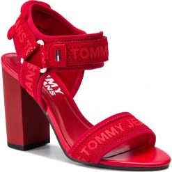 Sandały TOMMY JEANS - Mesh Webbing Heeled Sandal EN0EN00450 Tango Red 611. Czerwone klapki damskie Tommy Jeans, bez wzorów, z jeansu, bez obcasa, na obcasie. W wyprzedaży za 349,00 zł.