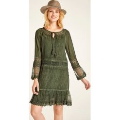 Sukienka w kolorze khaki. Brązowe sukienki damskie Heine, w koronkowe wzory, z koronki, z okrągłym kołnierzem, bez rękawów, midi. W wyprzedaży za 131,95 zł.
