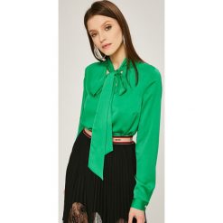 Marciano Guess - Koszula. Białe bluzki damskie MARCIANO GUESS, z aplikacjami, z poliesteru, casualowe, bez kołnierzyka, z długim rękawem. W wyprzedaży za 239,90 zł.