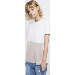 Only - Top. Białe topy damskie marki ONLY, s, z nadrukiem, z bawełny, z okrągłym kołnierzem. W wyprzedaży za 49,90 zł.