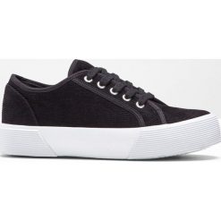 Sneakersy sztruksowe bonprix czarny. Buty sportowe damskie bonprix. Za 74,99 zł.
