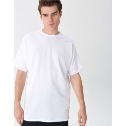 T-shirt z surowym wykończeniem - Biały. Białe t-shirty męskie House, s, bez wzorów, bez kołnierzyka. W wyprzedaży za 19,99 zł.