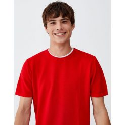 Sweter z krótkim rękawem i obszyciem od wewnątrz. Czerwone swetry klasyczne męskie marki Pull&Bear, m. Za 48,90 zł.