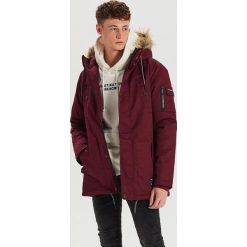 Zimowa parka z futrzanym kapturem - Bordowy. Czerwone parki męskie Cropp, na zimę, s, bez wzorów, z futra. Za 329,99 zł.