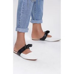 Białe Klapki Flower Hoop. Białe klapki damskie Renee, w paski, bez obcasa, na płaskiej podeszwie. Za 39,99 zł.