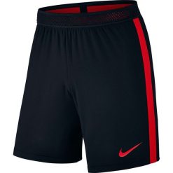 Nike Spodenki męskie Strike Short czarny r. M (725872 010). Czarne spodenki sportowe męskie Nike, sportowe. Za 140,87 zł.