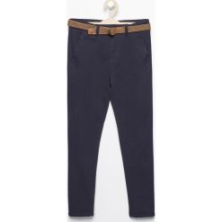 Spodnie chino z paskiem - Granatowy. Niebieskie spodnie damskie Reserved, bez wzorów. Za 89,99 zł.