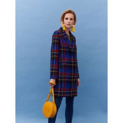 PŁASZCZ W KOLOROWĄ KRATĘ. Niebieskie płaszcze damskie Top Secret, na lato, bez wzorów, z tkaniny, eleganckie. W wyprzedaży za 199,99 zł.