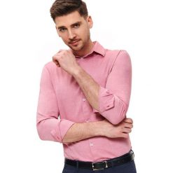 Koszula oxford o kroju regularnym. Różowe koszule męskie Top Secret, na lato, m, bez wzorów, eleganckie, bez kołnierzyka, z długim rękawem. W wyprzedaży za 39,99 zł.