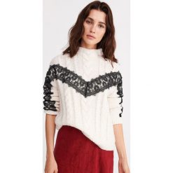 Sweter z ozdobną koronką - Kremowy. Białe swetry damskie Reserved, s, w koronkowe wzory, z koronki, bez rękawów, bez kaptura. Za 119,99 zł.
