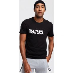 T-shirt męski TSM254 - głęboka czerń. Szare koszulki męskie 4f, m, bez wzorów, bez kołnierzyka, bez rękawów. W wyprzedaży za 39,99 zł.
