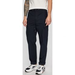 Tommy Hilfiger - Spodnie. Niebieskie spodnie męskie TOMMY HILFIGER, na co dzień, s, bez wzorów, z elastanu. W wyprzedaży za 429,90 zł.