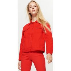 Czerwona kurtka jeansowa - Czerwony. Czerwone kurtki damskie jeansowe marki Cropp, s. Za 129,99 zł.